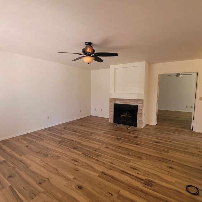 Foto del edificio - Great Location!  2 bed, 2 bath End Unit Condo ~ North Prescott