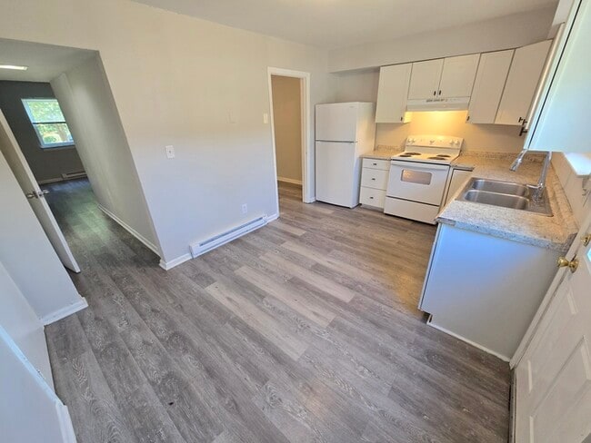 Building Photo - BEAUTIFUL TWO BEDROOM 1.5 BATHROOM APARTME...