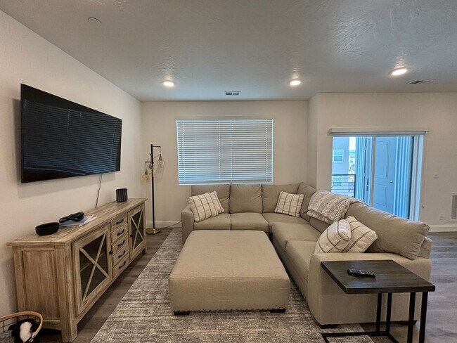 Building Photo - Desert Color Condo!