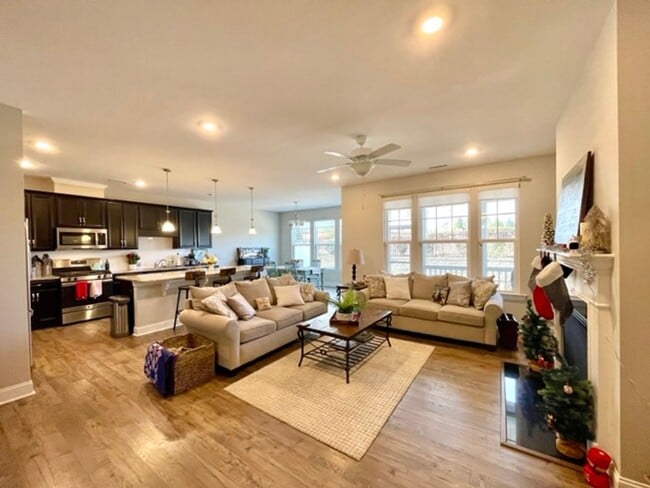 Building Photo - Upscale nearly-new townhome near Brier Creek