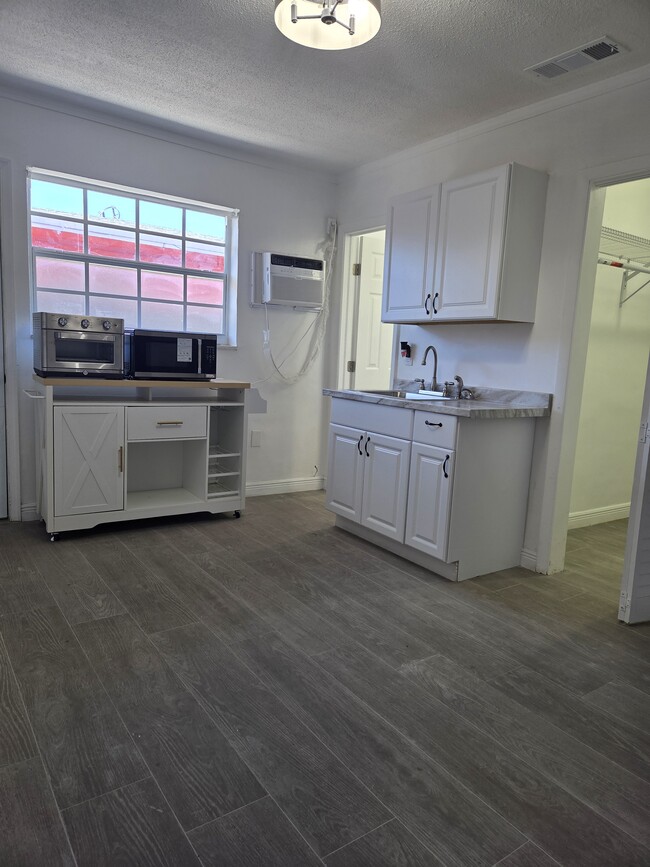 Vista de la habitación 1 - 448 E 40th St