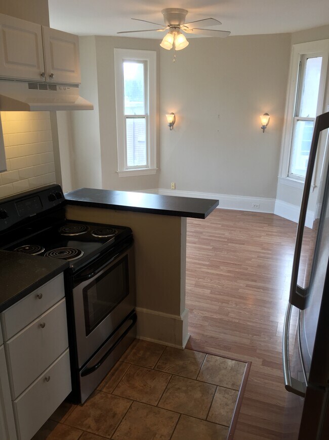 Building Photo - 160 S Wade Ave