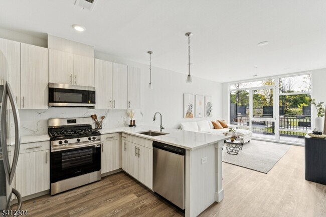 Building Photo - 140 W Webster Ave