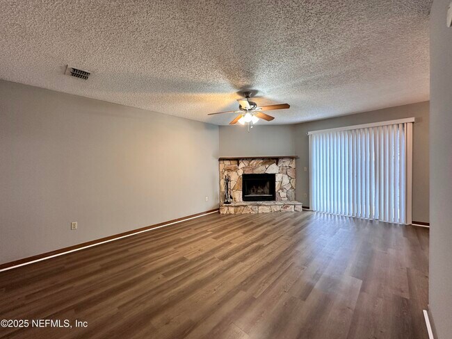 Foto del edificio - 1114 W Romaine Cir