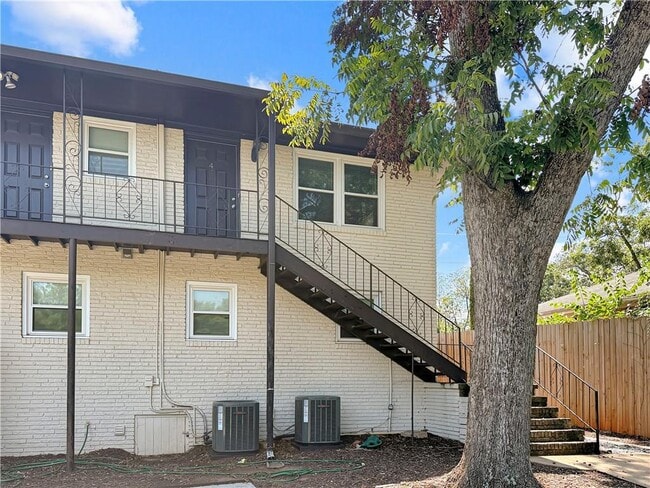 Building Photo - 514 Clover Dr