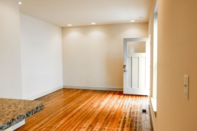 Building Photo - 612 S Fess