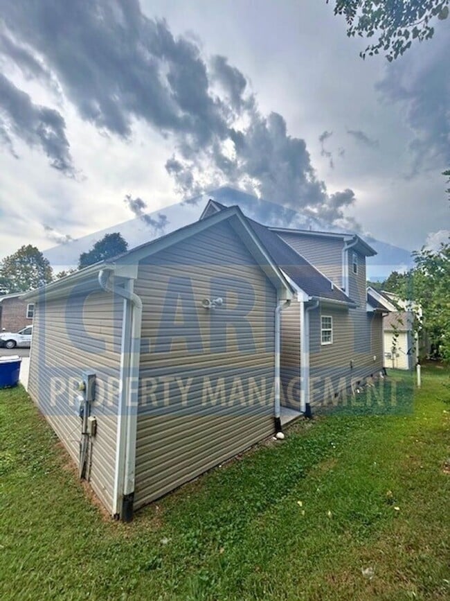 Building Photo - Three-bedroom home in Downtown Cleveland!