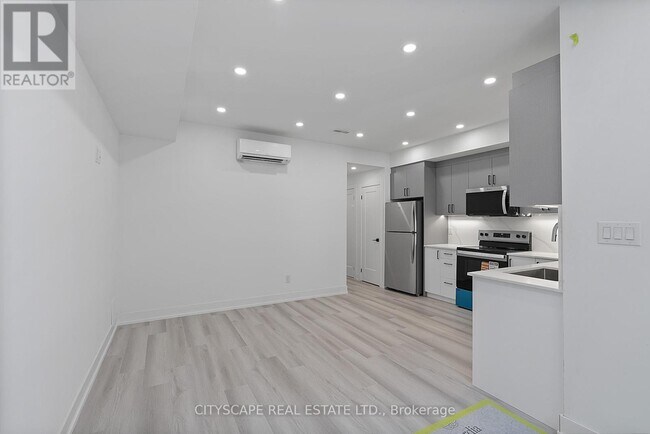 Building Photo - 587 Oakwood Ave