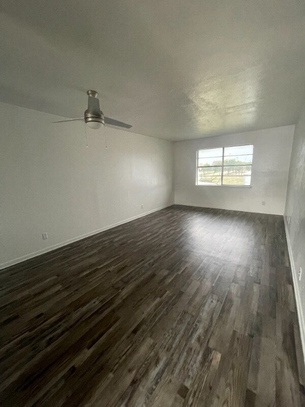 Foto principal - 1700 Village E Dr