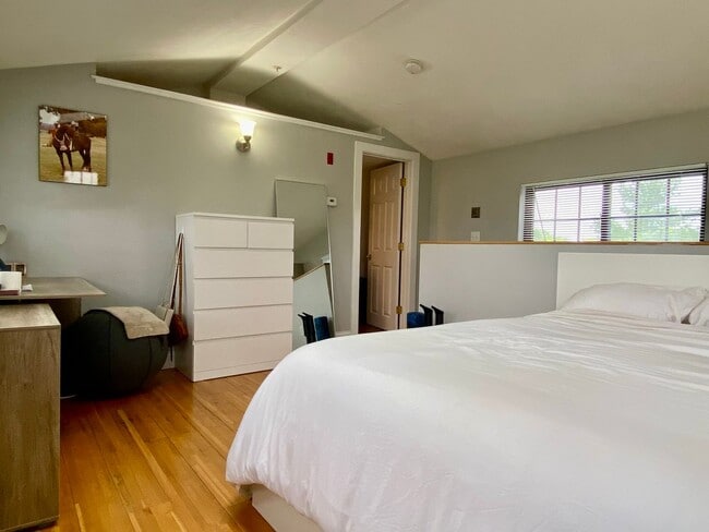 Building Photo - HOT CAMBRIDGE LISTING!!!!!