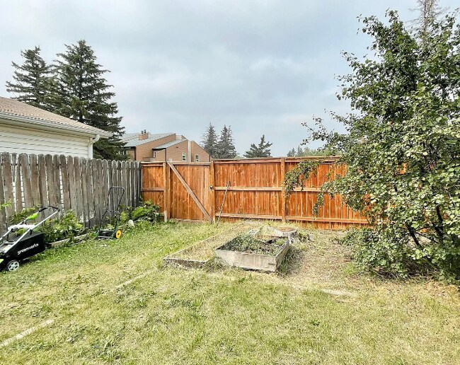 Building Photo - 114 Auld Cres