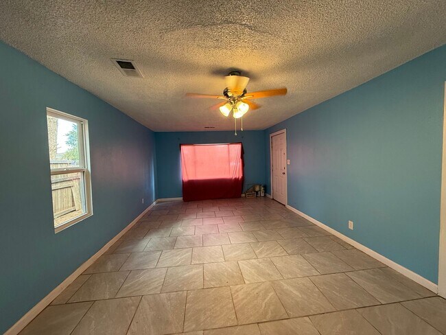 Foto del edificio - 3 Bed 1 Bath home!