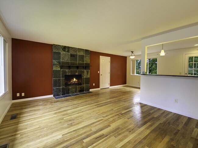 Building Photo - Lynnwood Three Bedroom Rambler