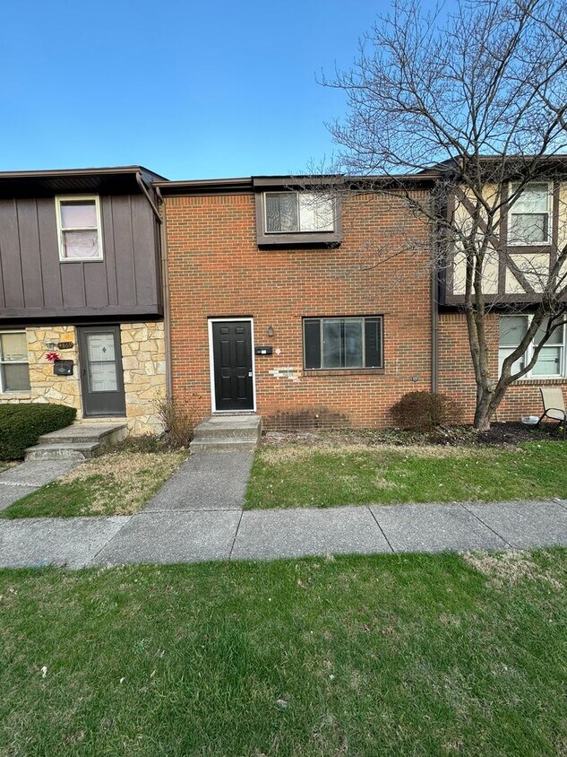 Primary Photo - Three Bed, Two and a Half Bath Townhouse i...