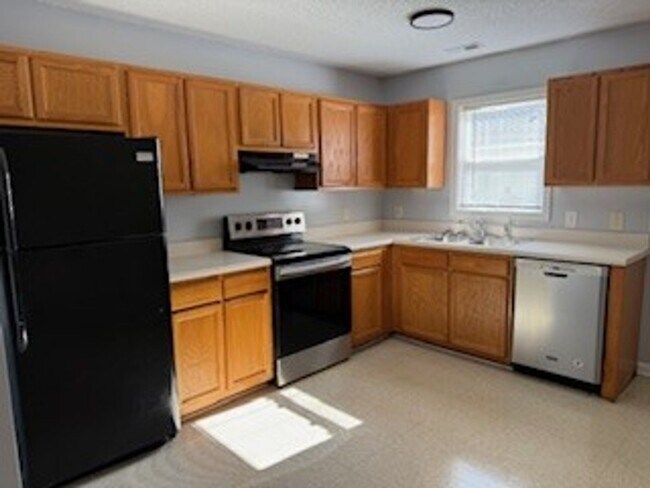 Building Photo - 245 Lakewood Dr