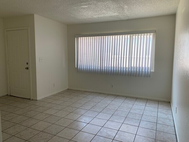 Foto del edificio - 5216 Redberry St