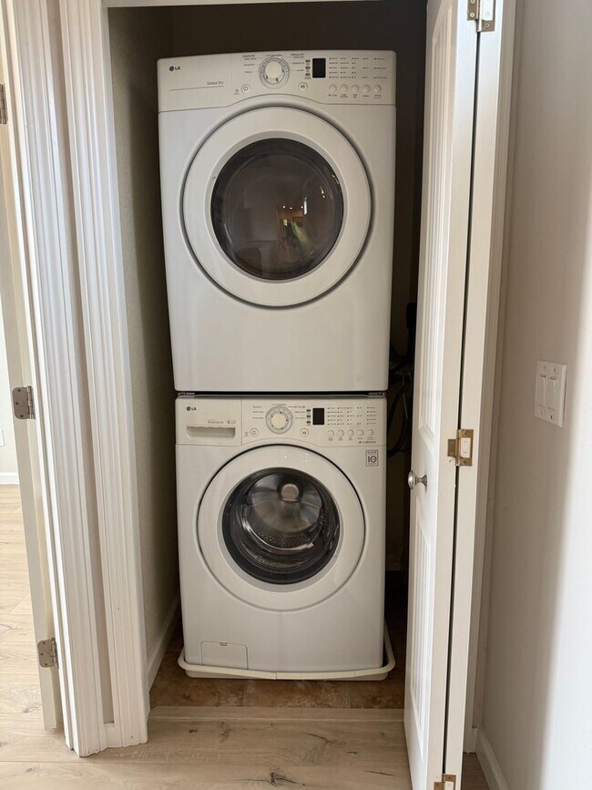 Foto del edificio - Beautifully Maintained 2 bedroom 2 bathroom Condo