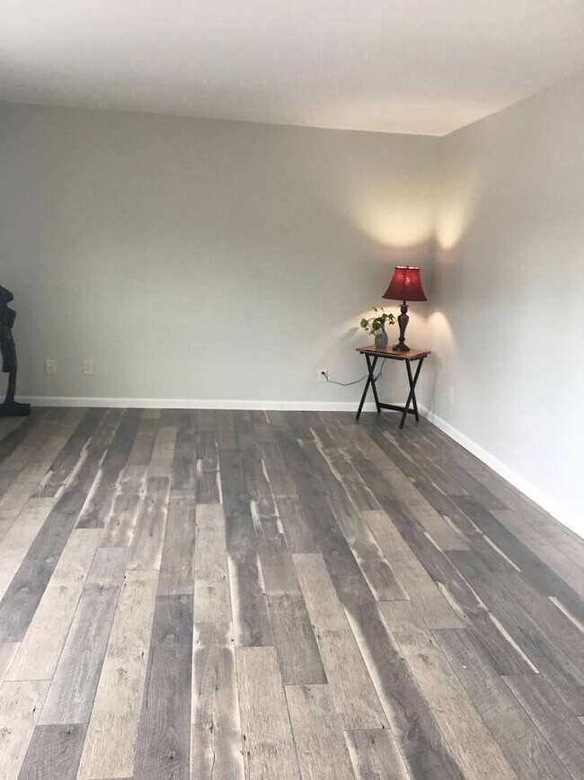 Amplia sala de estar con pisos de tablones de vinilo. - 924 Shorewood Dr