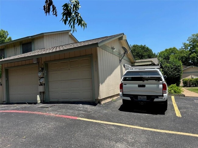 Foto del edificio - 9509 Blue Creek Ln