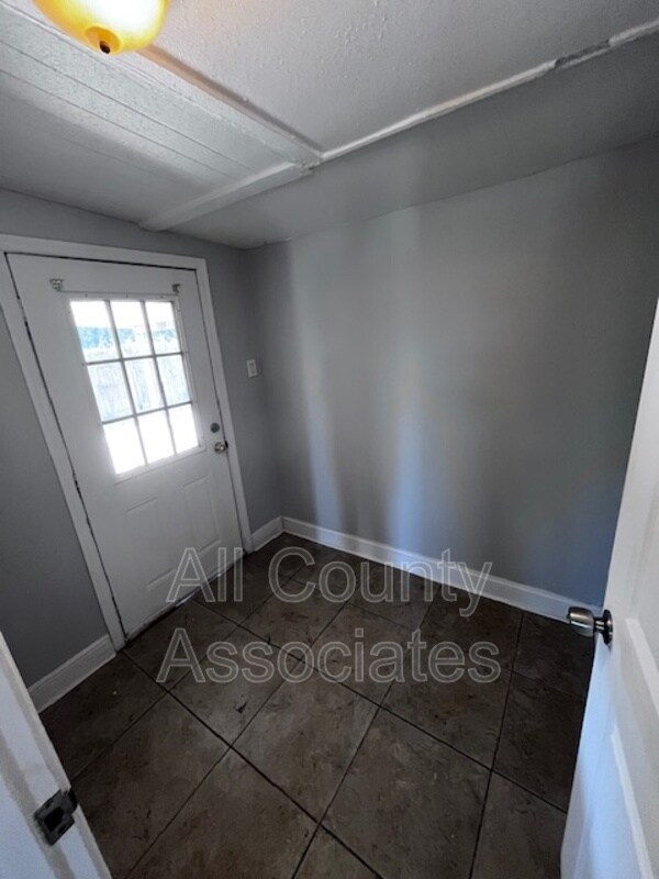 Building Photo - 7154 Holiday Dr