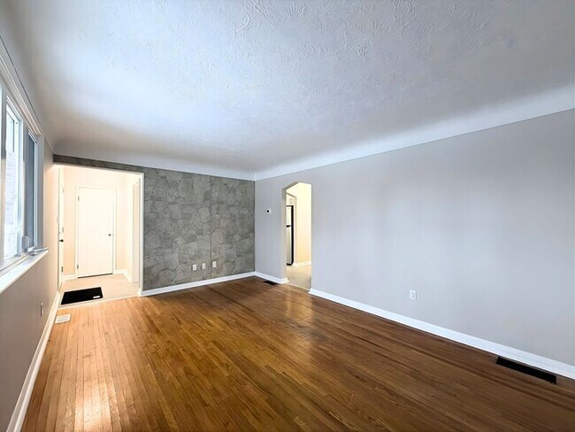 Building Photo - 22 E 44th St