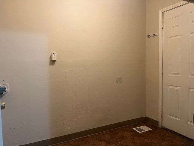 Building Photo - SINGLE FAMILY HOME DOWN THE STREET FROM WALMART