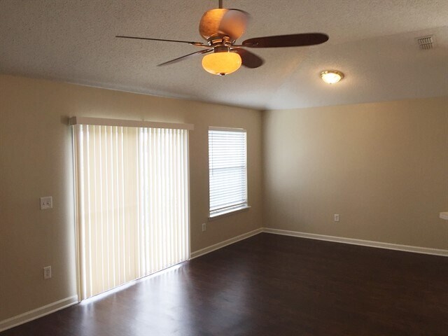 Foto del edificio - 2735 Creek Ridge Dr