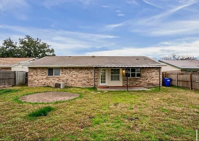 Building Photo - 423 Southlake Dr