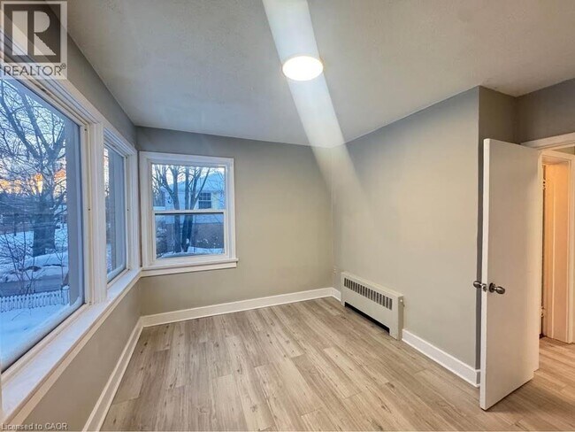 Photo du bâtiment - 32 Price Ave