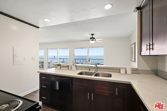 Foto del edificio - 18000 Coastline Dr