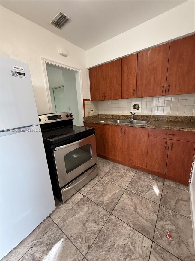 Foto del edificio - 1200 NE 128th St