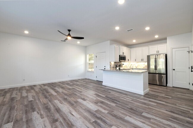 Foto del edificio - BRAND NEW DUPLEX NEAR ACU