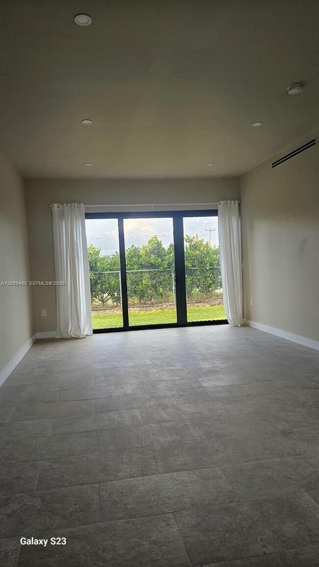 Foto del edificio - 21263 SW 234th St