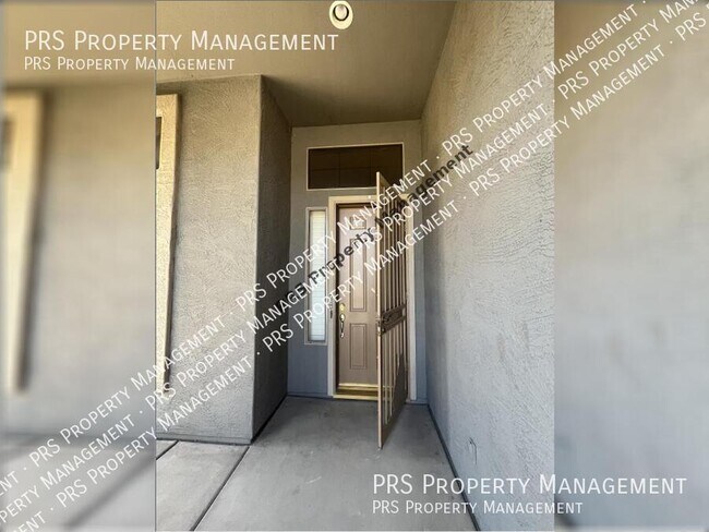 Building Photo - Two story with mountain view features!
