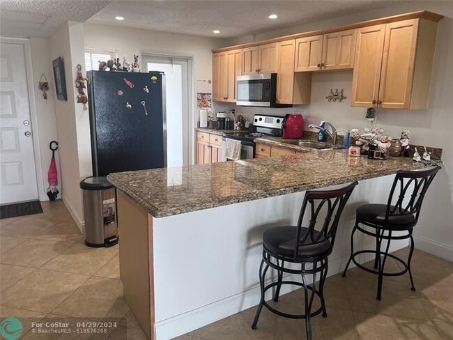 Building Photo - 3100 N Palm Aire Dr