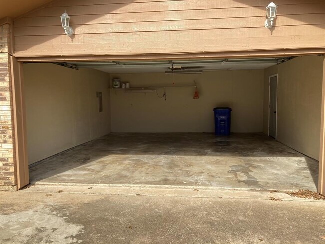 Building Photo - 109 E Ash Ln
