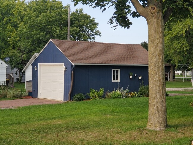 Building Photo - 502 E 1st St S