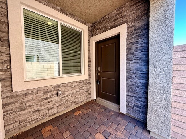 Building Photo - 4 BED 3.5 BATH 2 CAR GARAGE HOME w/ LOFT, ...