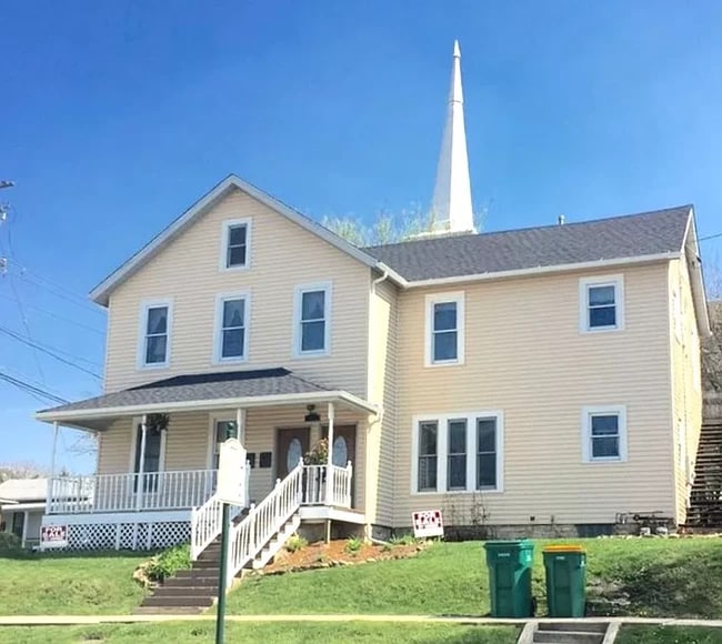front of house - 236 E Illinois St