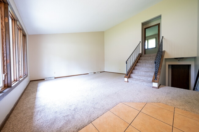 Building Photo - 2802 Rolling Oaks Rd