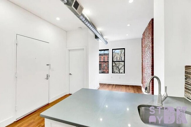 Building Photo - 3 bedroom in Brooklyn NY 11233