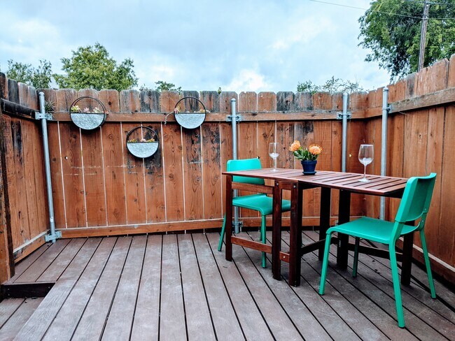 Patio privado para relajarse. - 4848 Diane Ave