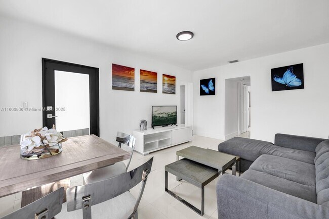 Foto del edificio - 7910 Byron Ave