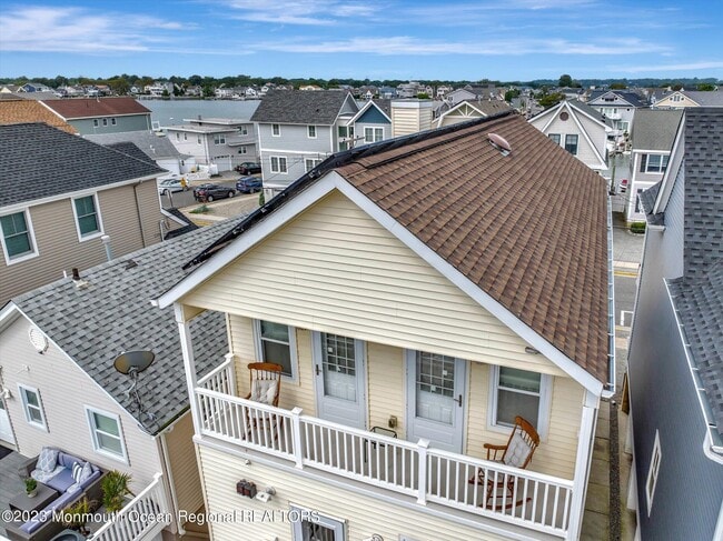 Foto del edificio - 120 Randall Ave