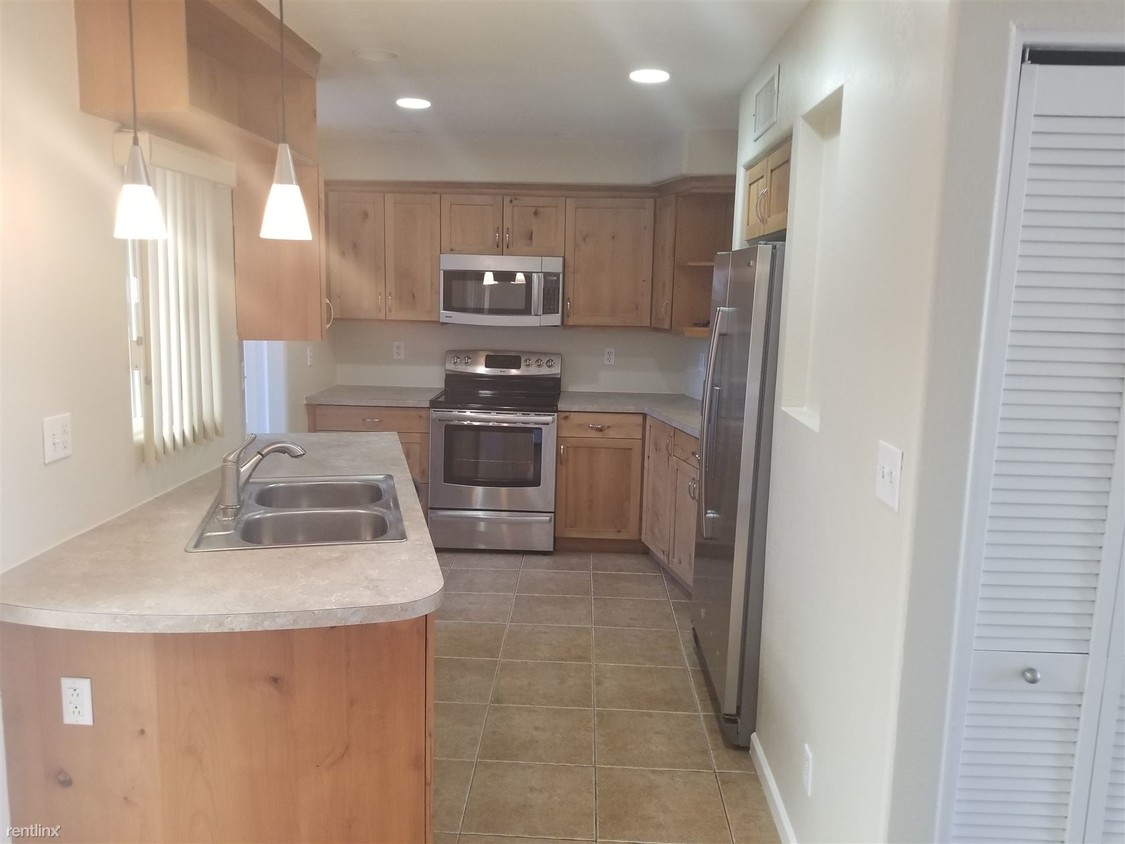 Primary Photo - 3 br, 1.5 bath Townhome - 1610 W Village Way