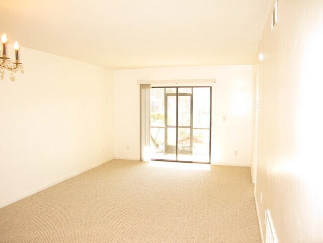 Foto del edificio - Available Now!