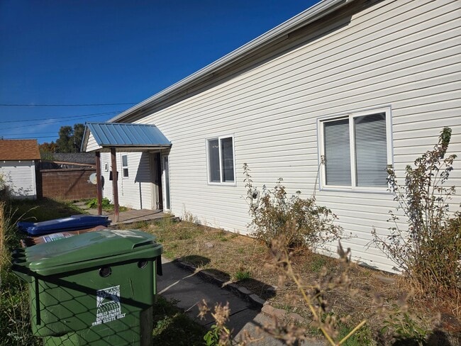 Building Photo - Northside Spokane! Available Now! Move In ...