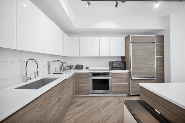 Building Photo - 1100 S Miami Ave