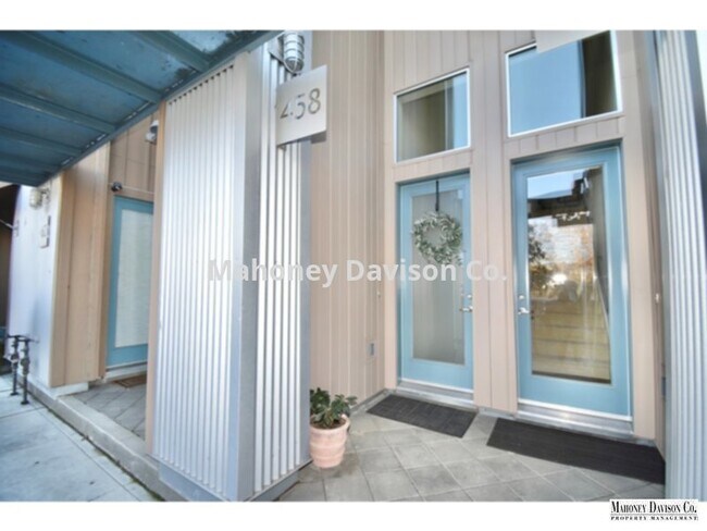 Foto del edificio - Immaculate 2 bdrm/2.5 ba townhome with vie...