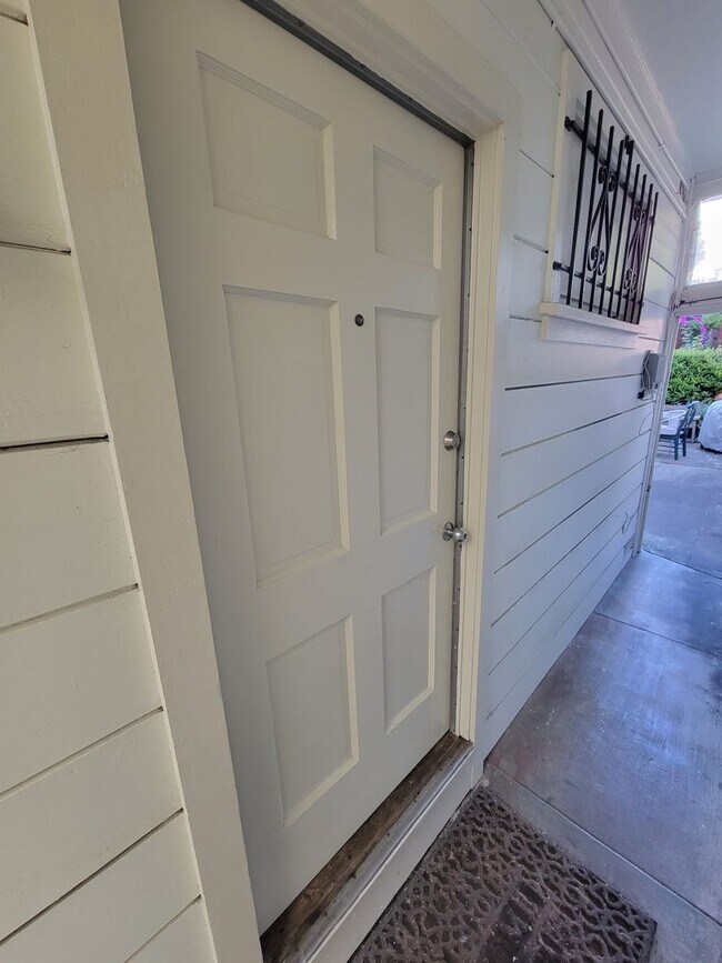 Building Photo - $2200 Secluded 1 Bed / 1 Bath charmer w-pa...